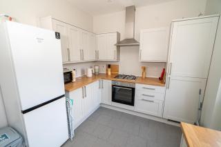 An Elite Executive Stay - 5-Bedroom Business Home & Parking - Swansea - 9