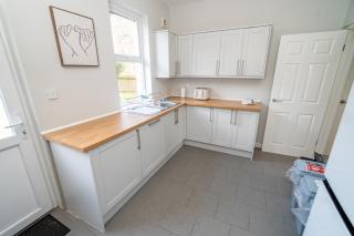 An Elite Executive Stay - 5-Bedroom Business Home & Parking - Swansea - 4