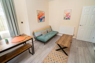 An Elite Executive Stay - 5-Bedroom Business Home & Parking - Swansea - 2