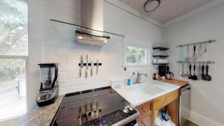 Renovated Lemon Guesthouse 4 KING Bedrooms Downtown Half Mile Stroll- Beach Only 3 Miles - 3