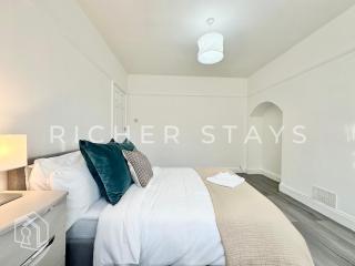 Wembley Large 4-Bedroom House, Driveway and Garden - 3