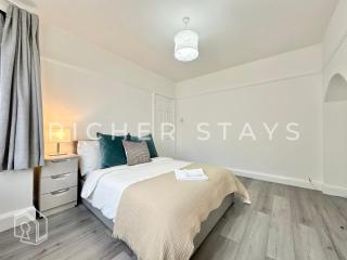Wembley Large 4-Bedroom House, Driveway and Garden - 4