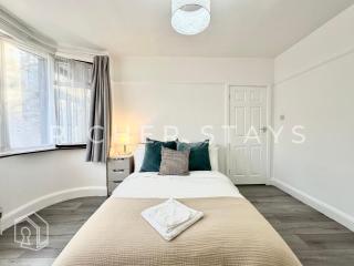 Wembley Large 4-Bedroom House, Driveway and Garden - 2