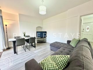 Wembley Large 4-Bedroom House, Driveway and Garden - 6