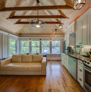 Renovated Romantic Guesthouse Historic Downtown Easy Half Mile Stroll - Beach only 3 Miles! - 0
