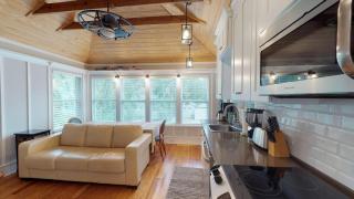 Renovated Romantic Guesthouse Historic Downtown Easy Half Mile Stroll - Beach only 3 Miles! - 9