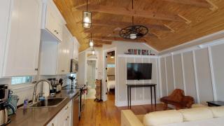 Renovated Romantic Guesthouse Historic Downtown Easy Half Mile Stroll - Beach only 3 Miles! - 2