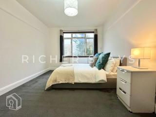 Wembley Large 4-Bedroom House, Driveway and Garden - 5