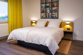 Sieben Zimmer & Ein Tisch - 2