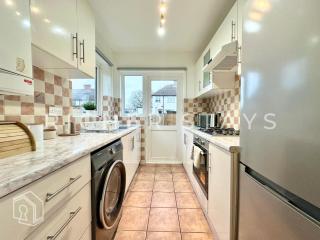 Wembley Large 4-Bedroom House, Driveway and Garden - 8