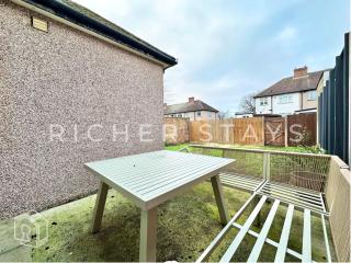 Wembley Large 4-Bedroom House, Driveway and Garden - 7