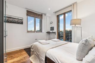 Modern Designed 2 bed Penthouse Apt Sleeps Five - London - 3