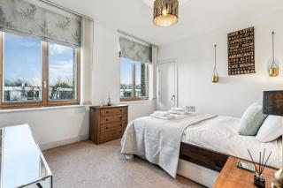 Modern Designed 2 bed Penthouse Apt Sleeps Five - London - 8