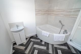 Work & Relax - 3 bedroom house with off-road parking - Swansea - 4