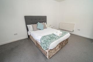 Work & Relax - 3 bedroom house with off-road parking - Swansea - 3