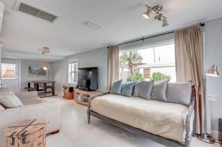 Cottage Four DIRECT OCEANFRONT Romantic Cottage Best Beach - Walk to Restaurants - Downtown only 5 Miles - 0