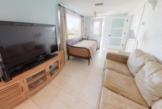 Cottage Four DIRECT OCEANFRONT Romantic Cottage Best Beach - Walk to Restaurants - Downtown only 5 Miles - 8