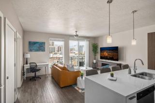 Stunning 1BD Pool, Htub, Gym Near Convention Centre - 2
