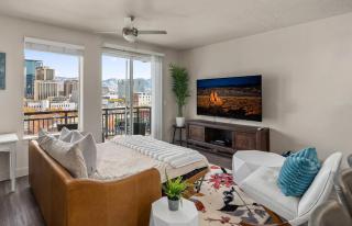 Stunning 1BD Pool, Htub, Gym Near Convention Centre - 1