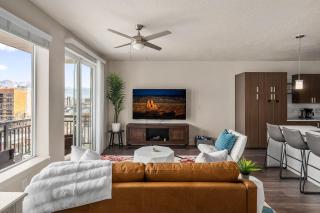 Stunning 1BD Pool, Htub, Gym Near Convention Centre - 3
