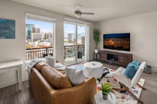 Stunning 1BD Pool, Htub, Gym Near Convention Centre - 0