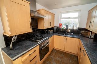 Cozy 2-Bed Home Near Swansea Stadium & City Centre - Swansea - 1