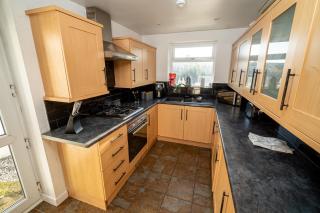 Cozy 2-Bed Home Near Swansea Stadium & City Centre - Swansea - 9