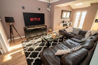 Cozy 2-Bed Home Near Swansea Stadium & City Centre - Swansea - 0