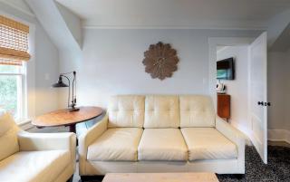 Palm View - Lovingly Renovated - 3 KINGS Half Mile Stroll to Historic DT - Beach just 3 Miles - 6