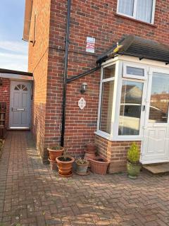Tranquil 1 bedroom apartment 30 mins to Heathrow - Hanworth - 1