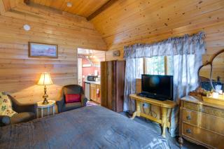 Walk to Trails and Butte Creek Cozy Retreat with Deck - - 6