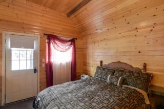 Walk to Trails and Butte Creek Cozy Retreat with Deck - - 3