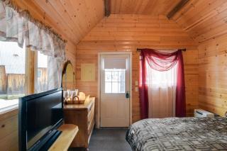 Walk to Trails and Butte Creek Cozy Retreat with Deck - - 4
