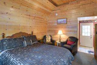 Walk to Trails and Butte Creek Cozy Retreat with Deck - - 8