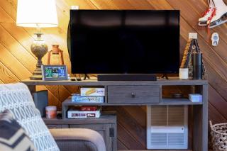 Elk Drop Inn | Wifi, Firepit, Smart TV - 5