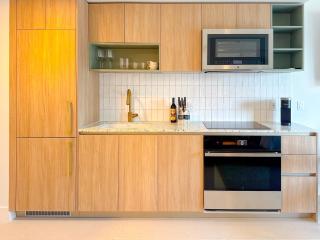 City studio steps from Kaseya Center & Port of Miami - Daily resort fee and parking not included - Miami - 2