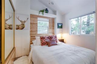 Minimalist Hideaway | WiFi, BBQ, Smart TV, Close t - 4