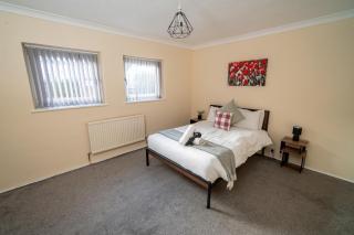 Spacious 4-bedroom home with free parking - Ideal for those working in Swansea - Swansea - 1