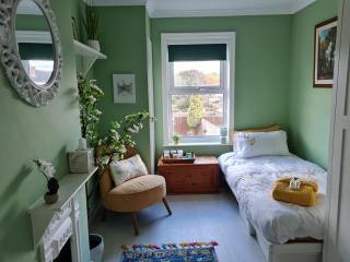 Salisbury Sanctuary nr City w Garden & Parking - 9