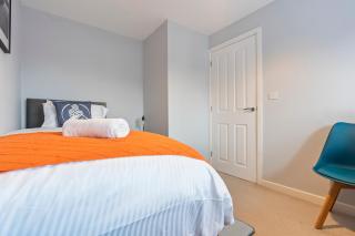247 Serviced accommodation Telford-3Br Morden - 2