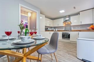 247 Serviced accommodation Telford-3Br Morden - 6