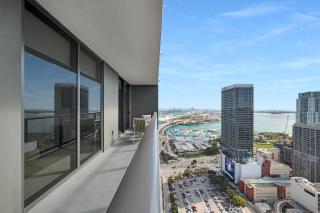 Two Bedroom Condo with luxurious amenities across from Kaseya Center- daily resort fee and parking not included - Miami - 5