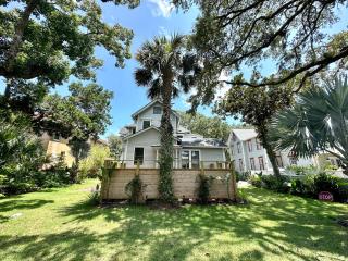 Palm Paradise - Renovated 1891 Queen Anne - Historic DT Quarter Mi Stroll - Beach only 3 Mi - 8