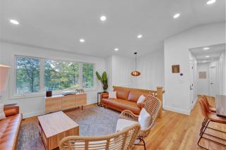 Lakeside, Dock, Hot Tub, Kayaks, Arcade, Playset - 1