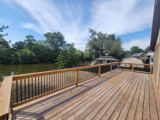 HOT TUB! Fishermans lake house retreat - Pontoon Beach - 3