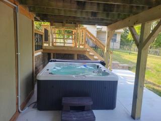 HOT TUB! Fishermans lake house retreat - Pontoon Beach - 7