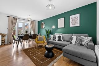 Spacious 6-bedroom house - 3 parking spaces - Superfast Wi-Fi - Close to M5 - Long-stay rates! - 0