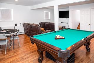 Spacious 3BR House, Hot Tub, Firepit, Ski Access! - - 9
