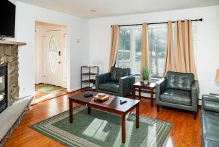 Spacious 3BR House, Hot Tub, Firepit, Ski Access! - - 2