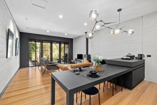 Romantic Lakefront Luxury - Spa Bath, Fireplace, King Bed - Daylesford - 2